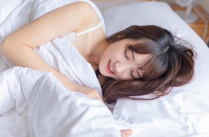 低头看镜子里的接合处的物理现象