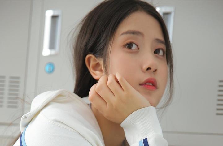 瑜伽老师在课堂指导学员